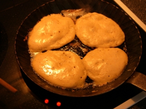 Hefepfannkuchen in der Pfanne