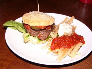 Mc Low Carb Burger mit Pommes rot weiss